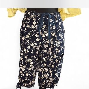 Vintage Y2K Style Me Navy &White Floral Capri Pants